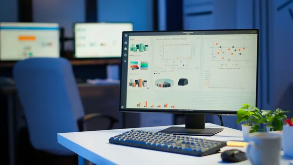 Laptop mostrando qué es un software de recursos humanos administrando la nómina digital, centralizados en línea.