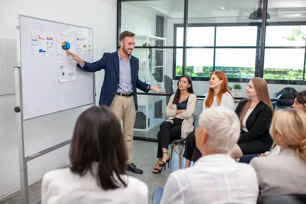 Instructor dirige una capacitación comercial con dinámicas prácticas enfocadas en negociación, prospección efectiva y fortalecimiento comercial.