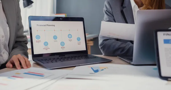 Equipo administrativo analizando información financiera para mantener una nómina transparente, reducir errores y fortalecer la confianza del personal.