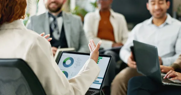 Consultor de ventas presentando estrategias comerciales durante una reunión con empresarios para optimizar el proceso de ventas.