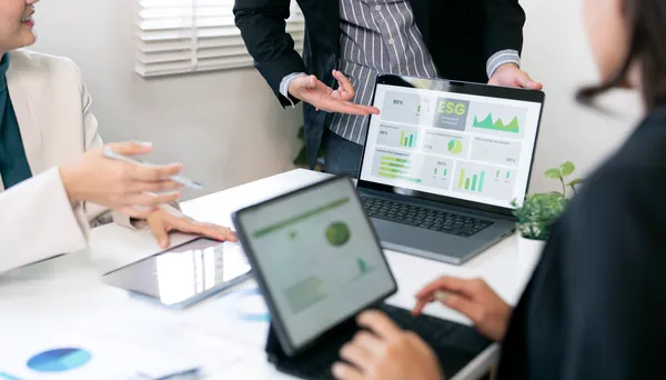 Consultor de ventas asesorando a un equipo comercial mediante herramientas prácticas para incrementar oportunidades de negocio y mejorar cierres exitosos.
