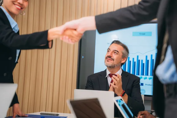 Reunión estratégica donde un equipo de ventas analiza oportunidades comerciales, establece objetivos compartidos y mejora la experiencia del cliente.