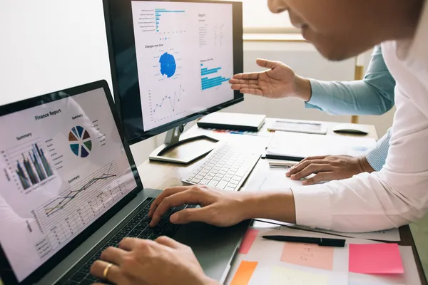 Profesionales utilizando un software de recursos humanos para administrar prestaciones de ley y automatizar procesos de nómina eficientemente.