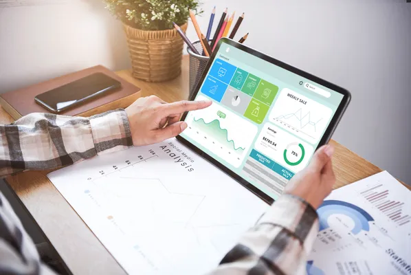 Especialista utilizando un software para administrar una nómina transparente, automatizando cálculos, recibos fiscales y procesos administrativos.
