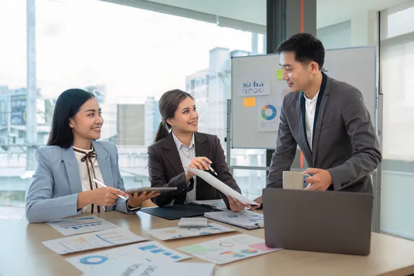 Equipo comercial participa en sesión estratégica de consultoría en ventas para mejorar procesos, incrementar conversiones y fortalecer resultados empresariales.