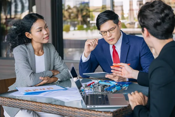 Reunión empresarial enfocada en consultoría en ventas con capacitación práctica, análisis de estrategias y planificación para aumentar las ventas.