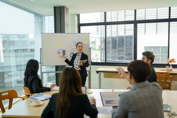 Equipo participa en capacitación comercial interactiva desarrollando técnicas de ventas, negociación efectiva y comunicación empresarial.