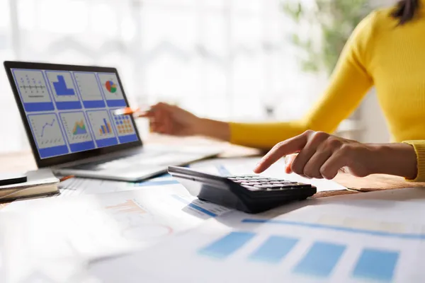 Profesional revisa recibos digitales mediante servicio de maquila de nómina asegurando exactitud, confidencialidad y cumplimiento de obligaciones laborales.