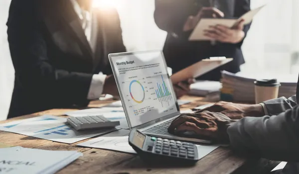 Equipo administrativo utiliza servicio de maquila de nómina para gestionar pagos, incidencias laborales y cumplimiento fiscal con precisión.