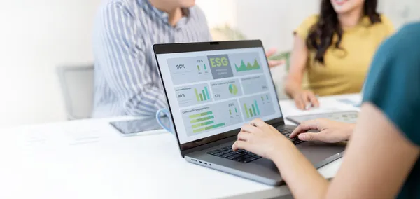 Colaboradores utilizando herramientas digitales para optimizar el equipo de ventas, administrar prospectos, mejorar seguimiento comercial y aumentar conversiones.