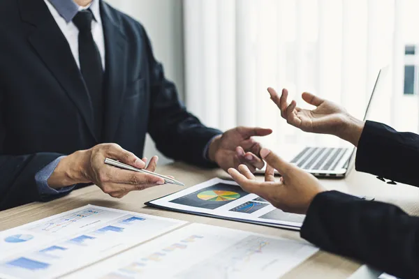 Consultor analiza indicadores comerciales durante la consultoría en ventas, identificando oportunidades de mejora para optimizar el rendimiento del equipo comercial.