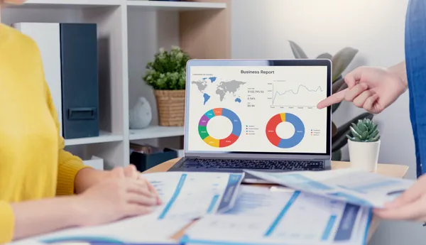 Equipo de Recursos Humanos utilizando plataforma Aliatec para optimizar la administración de personal, asistencia y evaluaciones.