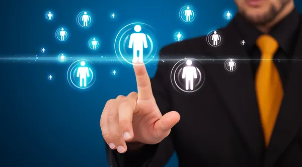 Recursos humanos seleccionando empleados mientras determina cuánto cuesta un trabajador mediante procesos organizados de contratación y administración.