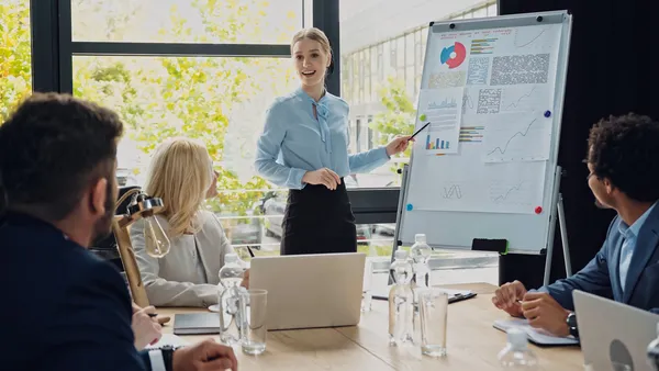 Profesionales reciben capacitación comercial para gestionar correctamente un pipeline de ventas y mejorar habilidades durante procesos comerciales.