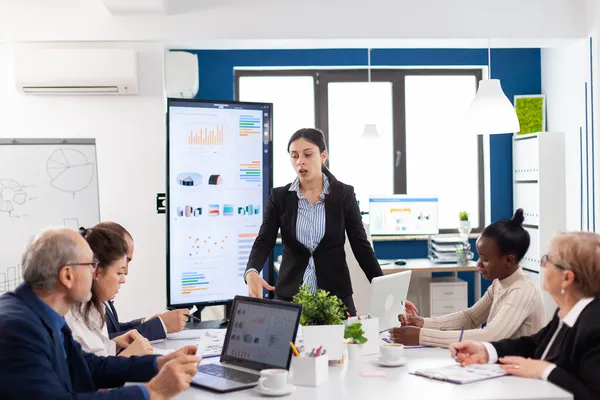 Equipo de ventas participa en capacitación comercial para desarrollar habilidades, mejorar técnicas de negociación y alcanzar objetivos comerciales.