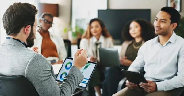 Equipo de trabajo analizando una evaluación de desempeño con indicadores para identificar fortalezas y áreas de mejora profesional.