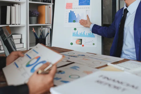 Especialistas realizando consultoría en ventas empresarial enfocada en optimizar el pipeline de ventas y fortalecer estrategias comerciales.
