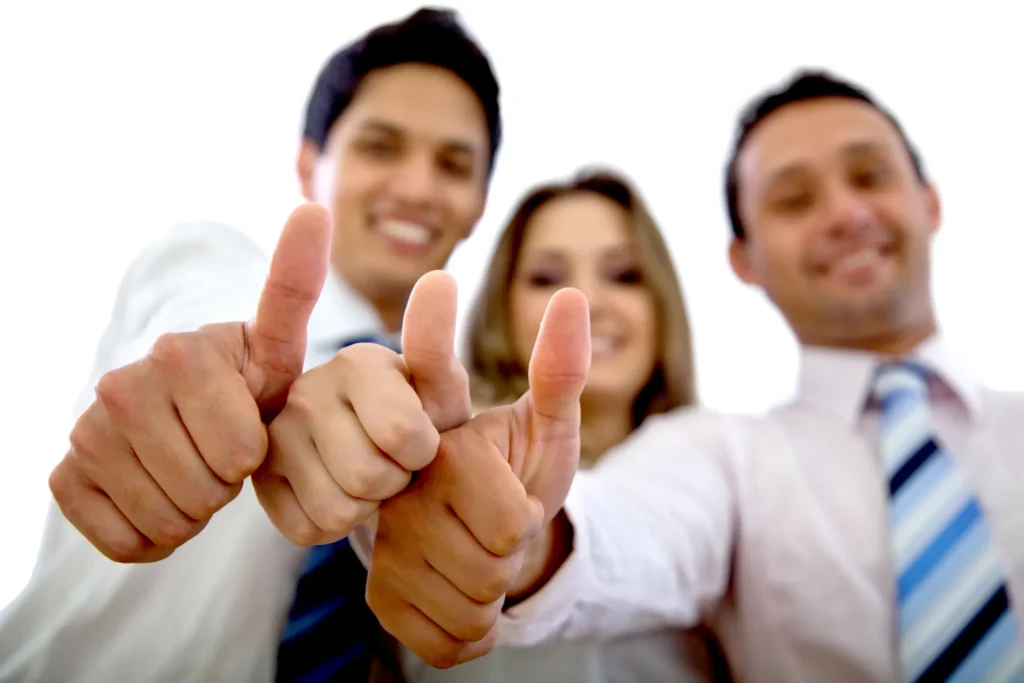 Profesionales mostrando aprobación empresarial gracias al software de Recursos Humanos implementado correctamente para optimizar procesos internos.