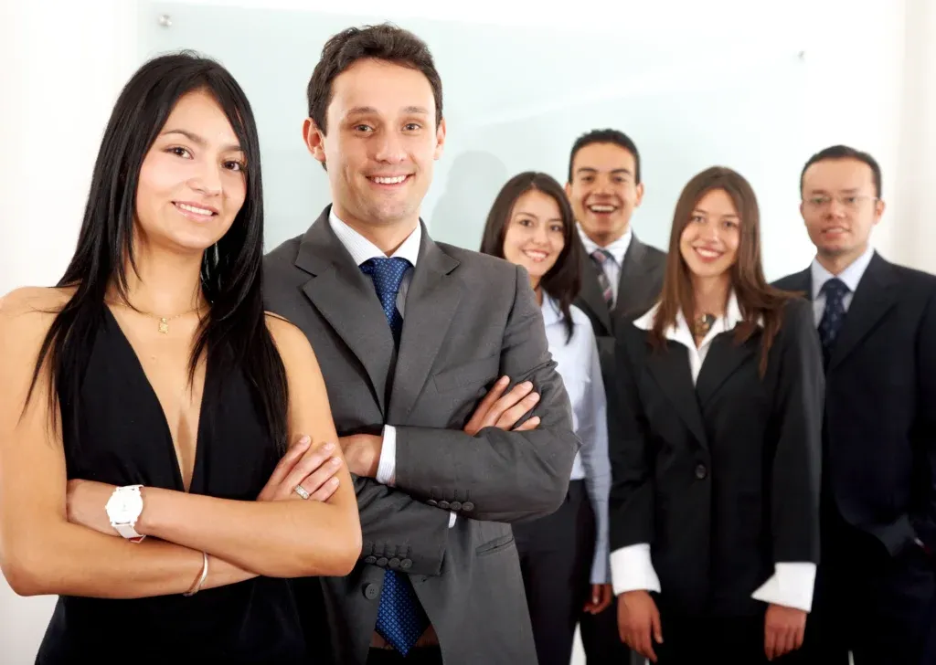 Equipo empresarial colaborando profesionalmente utilizando software de Recursos Humanos para mejorar la productividad organizacional.
