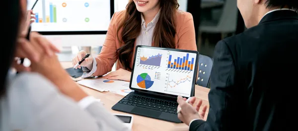 Equipo utilizando software RRHH para impulsar el capital humano, automatizar procesos y mejorar la gestión diaria.